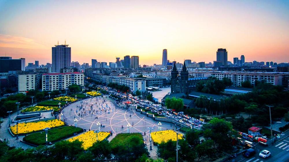 鞍山盛典,嘉宾云集,观众热情如火