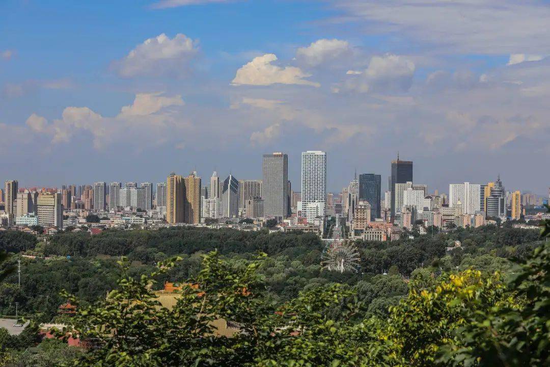 鞍山盛典,嘉宾云集,观众热情如火